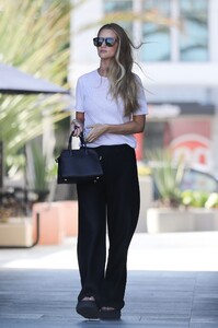 rosie-huntington-whiteley-out-and-about-in-beverly-hills-08-17-2023-3.jpg