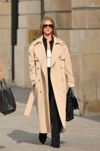 rosie-huntington-whiteley-out-at-paris-fashion-week-09-29-2023-2.jpg