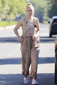 rumer-willis-leaves-pottery-class-in-los-angeles-10-08-2023-4.jpg