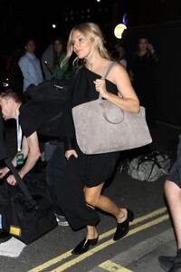 sienna-miller-leaves-vogue-world-show-at-london-fashion-week-09-14-2023-2.jpg