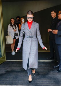 sofia-richie-heading-to-prada-show-at-milan-fashion-week-09-21-2023-1.jpg