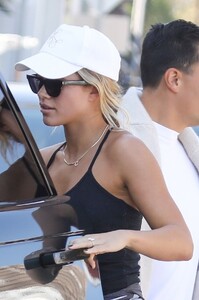 sofia-richie-out-for-lunch-in-brentwood-09-23-2023-4.jpg