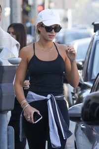 sofia-richie-out-for-lunch-in-brentwood-09-23-2023-9.jpg