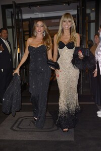 sofia-vergara-and-heidi-klum-leaves-mark-hotel-in-new-york-09-28-2023-2.jpg