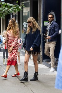 taylor-swift-and-blake-lively-arrives-at-7th-birthday-party-for-blake-lively-and-ryan-reynolds-daughter-inez-in-new-york-09-30-2023-0.jpg