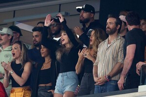 taylor-swift-blake-lively-sophie-turner-and-sabrina-carpenter-at-kansas-chiefs-vs.-new-york-jets-game-in-newark-10-01-2023-5.jpg