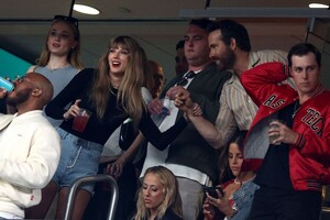 taylor-swift-blake-lively-sophie-turner-and-sabrina-carpenter-at-kansas-chiefs-vs.-new-york-jets-game-in-newark-10-01-2023-9.jpg