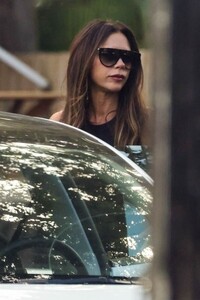 victoria-beckham-out-for-lunch-at-mandolin-in-miami-10-28-2023-2.jpg