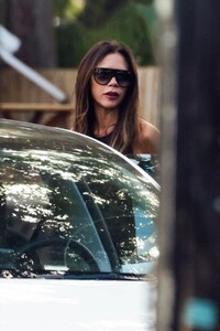 victoria-beckham-out-for-lunch-at-mandolin-in-miami-10-28-2023-3.jpg