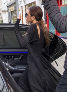 victoria-beckham-out-for-lunch-in-notting-hill-10-04-2023-0.jpg
