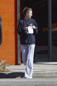 whitney-port-leaves-a-cannabis-shop-in-los-angeles-10-26-2023-5.jpg