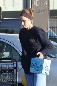 whitney-port-out-for-grocery-shopping-at-gelson-s-market-in-studio-city-10-22-2023-4.jpg