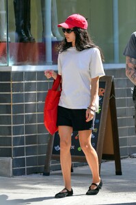 zoe-kravitz-out-for-dinner-with-a-friend-in-new-york-08-23-2023-1.jpg