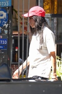 zoe-kravitz-out-for-dinner-with-a-friend-in-new-york-08-23-2023-4.jpg