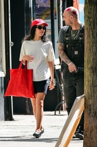 zoe-kravitz-out-for-dinner-with-a-friend-in-new-york-08-23-2023-6.jpg