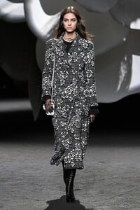 00001-chanel-fall-2023-ready-to-wear-credit-gorunway.thumb.jpg.0326eb99019847982d360fae8e35dc4a.jpg