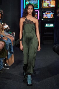 00003-jw-anderson-spring-2023-ready-to-wear-credit-gorunway.thumb.jpg.1d334432f6f10eee6a8dde7d4c283941.jpg