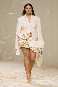 00004-jacquemus-spring-2023-ready-to-wear-credit-gorunway.thumb.jpg.e1e041deb524c93e1f7ba7403ccdb0b0.jpg