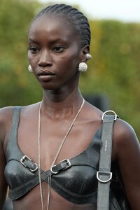 00011-givenchy-spring-2023-ready-to-wear-details-credit-gorunway.thumb.jpg.dc68a8c2362487f370ced50d40ec663c.jpg