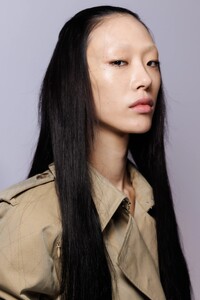 00015-givenchy-spring-2023-ready-to-wear-beauty-credit-gorunway.thumb.jpg.2070f008551678a23e252c70fb5fe082.jpg