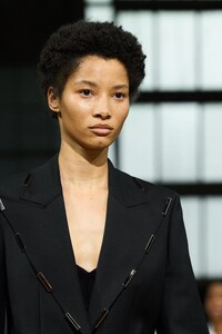 00017-gabriela-hearst-spring-2023-ready-to-wear-detail-credit-gorunway.thumb.jpg.13533f4c2df7a735e31291303e2d8f7e.jpg