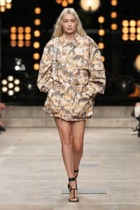 00017-isabel-marant-spring-2023-ready-to-wear-credit-gorunway.thumb.jpg.05a37a39d80ad76bc56c4b202aebc51a.jpg