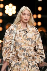 00019-isabel-marant-spring-2023-ready-to-wear-details-credit-brand.thumb.jpg.2fcf827e66f3148cec86219272c47991.jpg