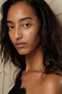 00022-jw-anderson-spring-2023-ready-to-wear-beauty-credit-gorunway.thumb.jpg.5b7816fba91bdf5e10090ccfc434d02f.jpg
