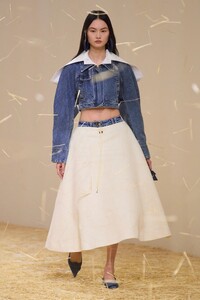 00027-jacquemus-spring-2023-ready-to-wear-credit-gorunway.thumb.jpg.cbba41fba0327544e5fa04f255af9ce2.jpg