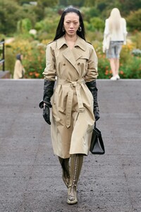 00033-givenchy-spring-2023-ready-to-wear-credit-gorunway.thumb.jpg.b9c2188e71beb8a33ccccf86a8b8187a.jpg