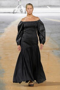 00049-gabriela-hearst-spring-2023-ready-to-wear-credit-gorunway.thumb.jpg.d427b3ac4a1cde2aa0fd2aeba9f5c072.jpg