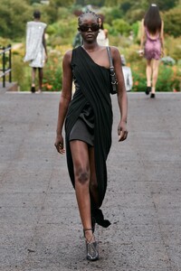 00050-givenchy-spring-2023-ready-to-wear-credit-gorunway.thumb.jpg.aaab3840f6310ce22262569b6673a25a.jpg
