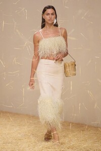 00050-jacquemus-spring-2023-ready-to-wear-credit-gorunway.thumb.jpg.54e1580901e7d4696328f36e20bf4e1a.jpg