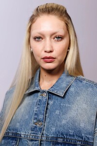 00053-givenchy-spring-2023-ready-to-wear-beauty-credit-gorunway.thumb.jpg.5a5b4ab10a1912124f1dc12ab84129c0.jpg