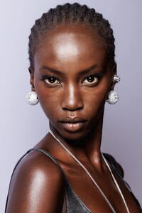 00057-givenchy-spring-2023-ready-to-wear-beauty-credit-gorunway.thumb.jpg.1bd19f0eeedb84075db4f99fa9c579f5.jpg