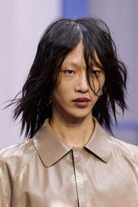 00097-fendi-spring-2023-ready-to-wear-detail-credit-gorunway.thumb.jpg.e99d86ad520ad2af5d2e59ca0865ed33.jpg