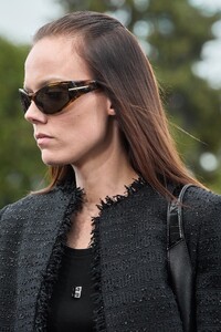 00114-givenchy-spring-2023-ready-to-wear-details-credit-gorunway.thumb.jpg.865478085156eac7ebae853479dcdcbc.jpg