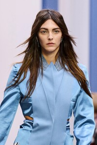 00140-fendi-spring-2023-ready-to-wear-detail-credit-gorunway.thumb.jpg.72dac489e3f614fb4a25e05256f5d87c.jpg