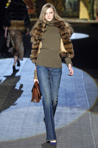 09505_celebrity_city_Roberto_Cavalli_Milan_Fall_06_64_123_233lo.thumb.jpg.43a48fd292a7e9edebc7b5cbe93ae35b.jpg