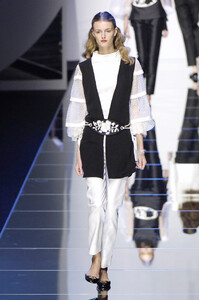 105525793_valentino-ss010.thumb.jpg.1c23aa2c549642f1ac5f0ab394a8124a.jpg