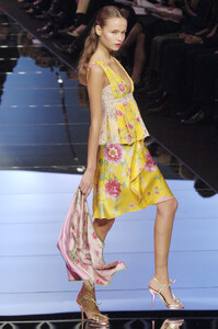 105526480_valentino-ss189.thumb.jpg.f6e4f926938f8a47469e0bc31e6a780c.jpg