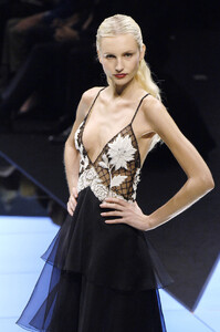 105526555_valentino-ss249.thumb.jpg.67141dd71edf03db460ee614374b619d.jpg