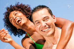 11911765-Couple-dans-l-amour-en-bikini-femme-de-c-lins-couleur-un-homme-de-race-blanche-par-derri-re-sous-le--Banque-d_images.jpg