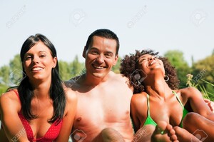 11911860-Groupe-d-amis-l-homme-et-la-femme-assis-au-soleil-en-t-et-avoir-plaisir-s-amuser-Banque-d_images.jpg