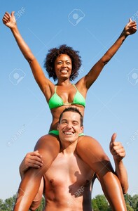 11911918-Couple-dans-l-amour-Femme-de-couleur-en-bikini-assis-sur-ses-paules-mans-sous-le-ciel-bleu-t-et-le-p-Banque-d_images.jpg