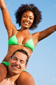 11911992-Couple-dans-l-amour-Femme-de-couleur-en-bikini-assis-sur-ses-paules-mans-sous-le-ciel-bleu-t-et-le-p-Banque-d_images.jpg