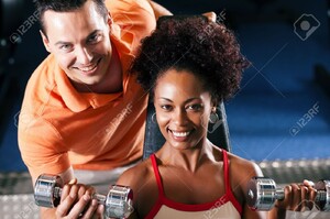 11912275-Femme-avec-son-entra-neur-personnel-dans-le-gymnase-exercice-avec-des-halt-res-Banque-d_images.jpg