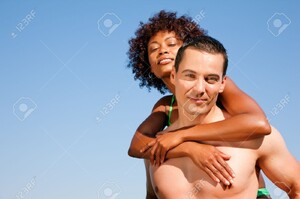 11912281-Couple-dans-l-amour-en-bikini-femme-de-c-lins-couleur-un-homme-de-race-blanche-par-derri-re-sous-le--Banque-d_images.jpg