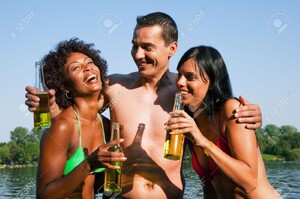 11912284-Groupe-d-amis-un-homme-embrasse-deux-femmes-et-elles-ont-toutes-les-boissons-en-maillot-de-bain-sur--Banque-d_images.jpg