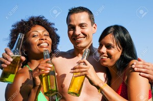 11912304-Groupe-d-amis-un-homme-embrasse-deux-femmes-et-elles-ont-toutes-les-boissons-en-maillot-de-bain-sur--Banque-d_images.jpg
